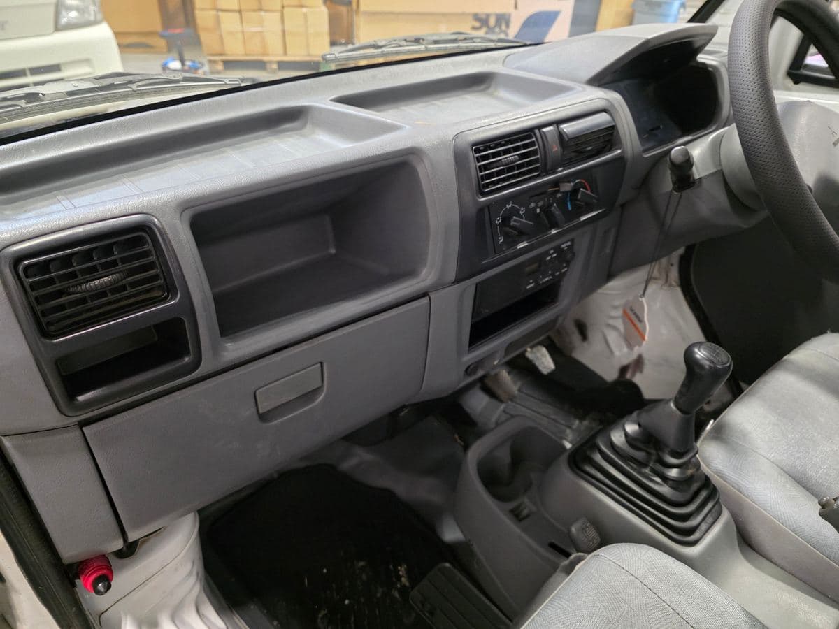 2007 Mitsubishi Minicab 4WD 5-Speed Manual thumbnail 9