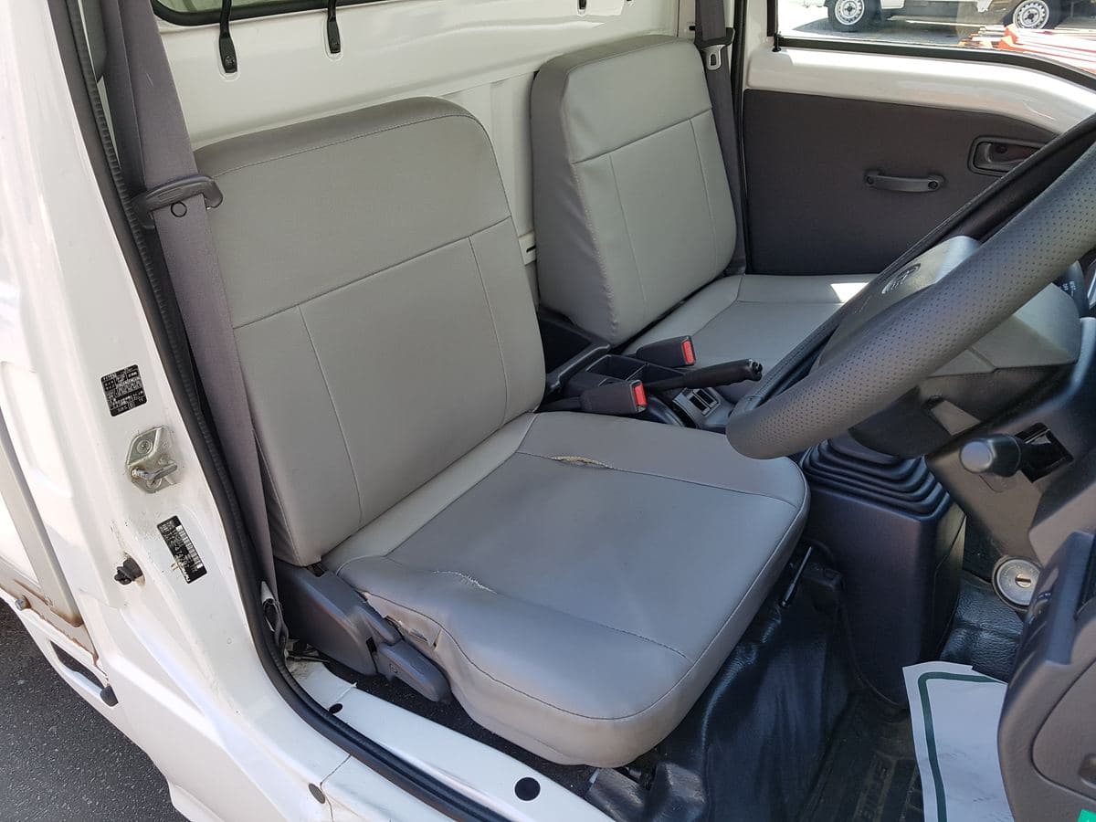 2010 Subaru Sambar 4WD Manual — Enclosed Cube Van thumbnail 11