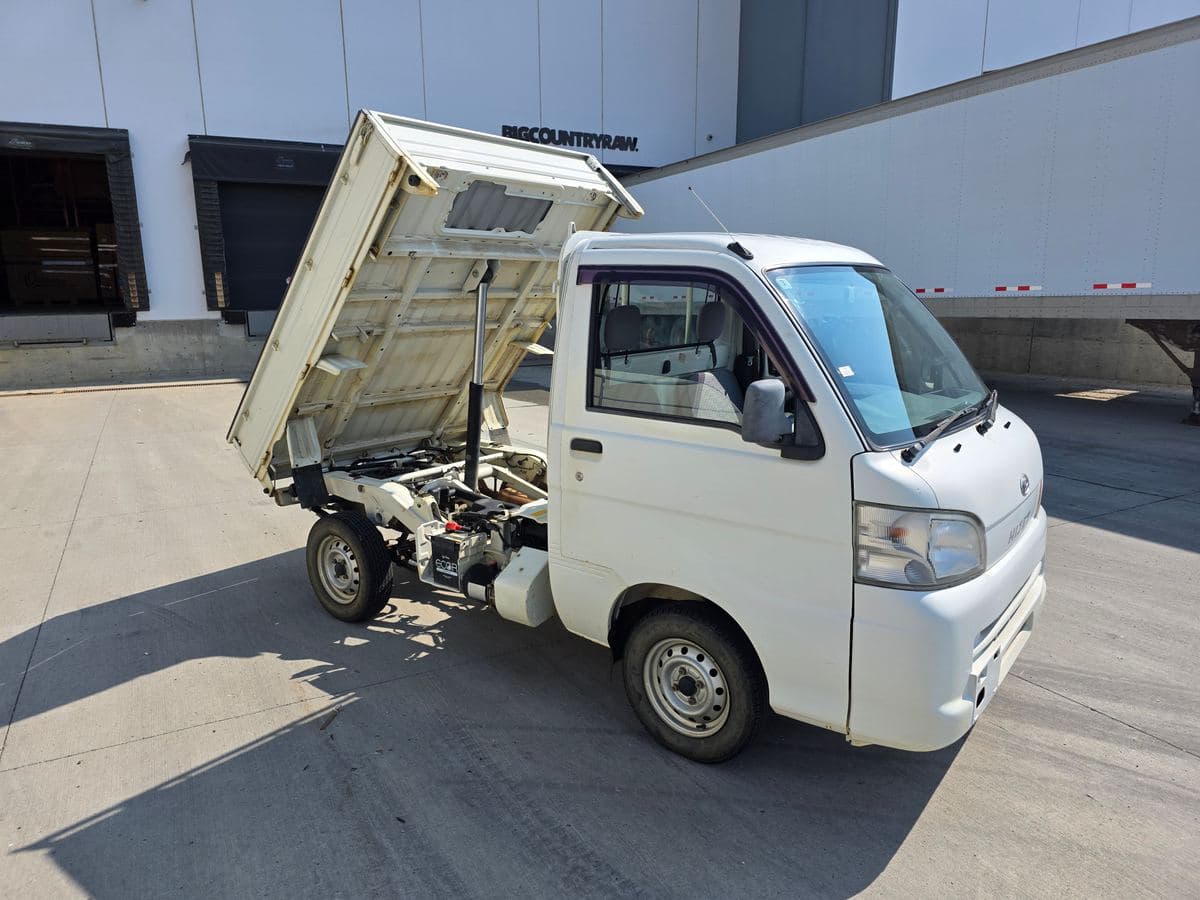2009 Daihatsu Hijet 4WD 5-Speed Dump Bed — Low KMs thumbnail 2