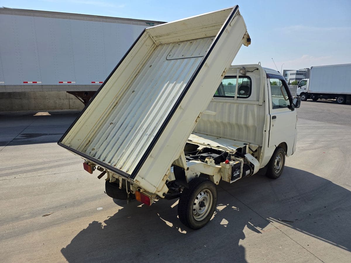 2009 Daihatsu Hijet 4WD 5-Speed Dump Bed — Low KMs thumbnail 3