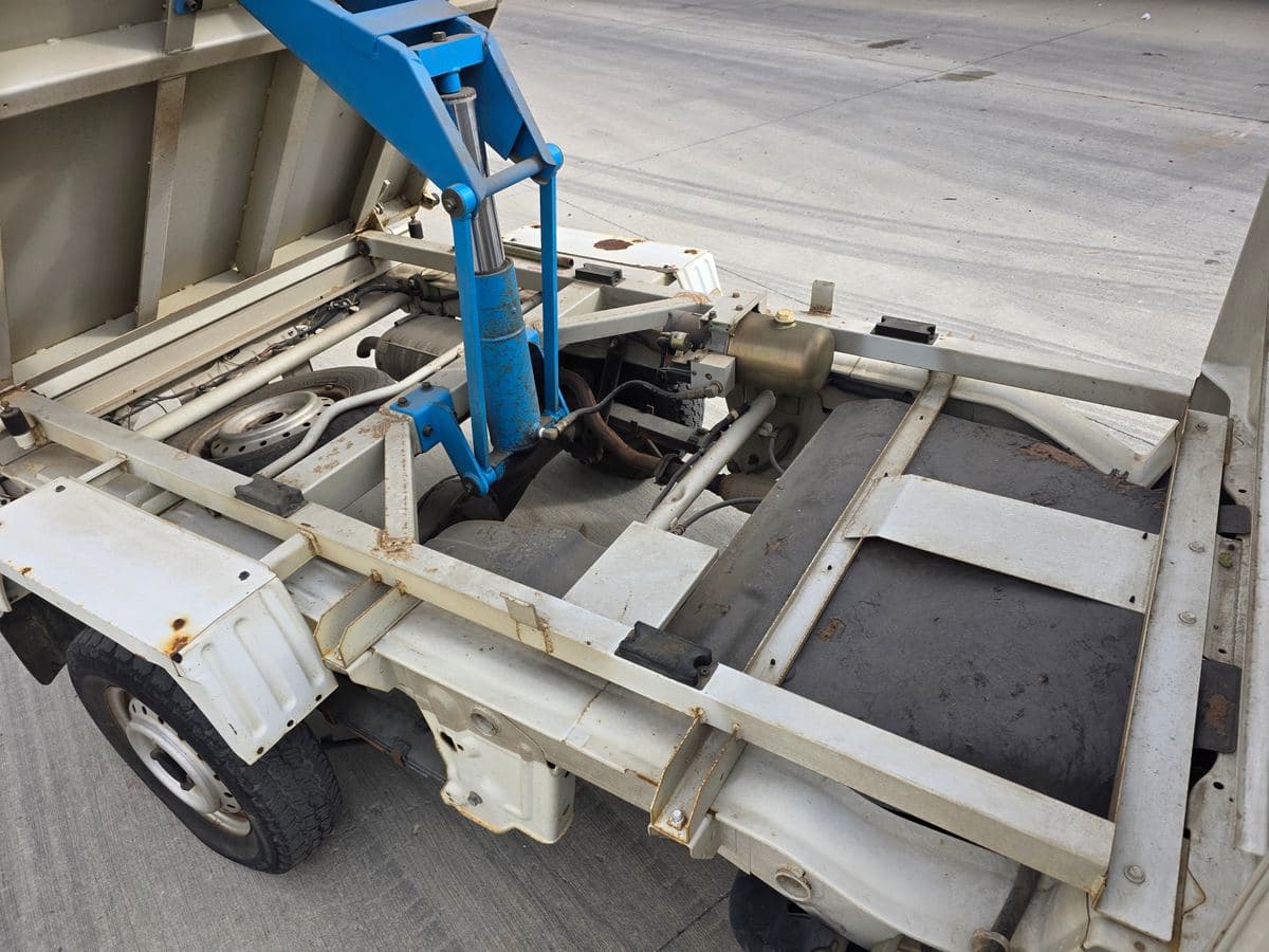 2004 Suzuki Carry 4WD 5-Speed Dump Bed thumbnail 5