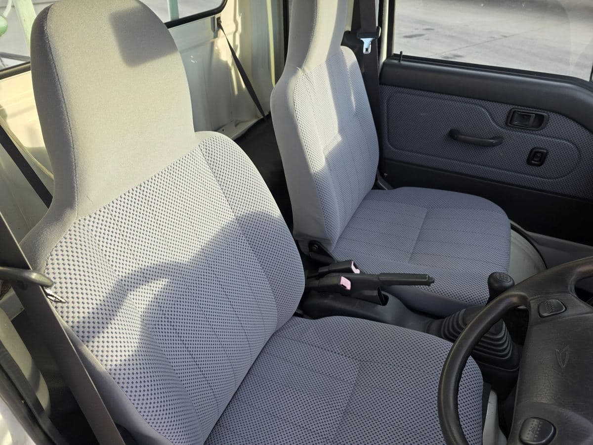 2009 Daihatsu Hijet JUMBO AWD 5-Speed Manual thumbnail 11