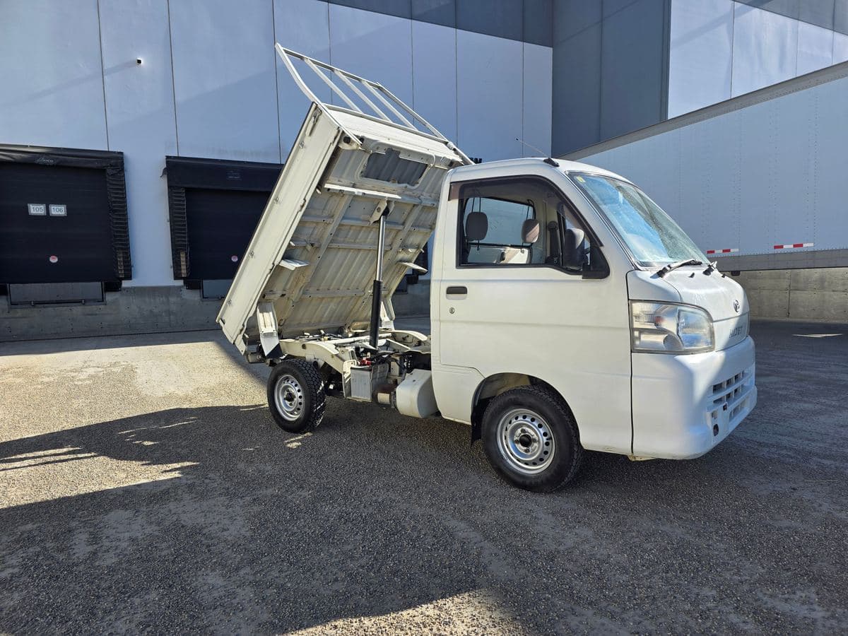 2007 Daihatsu Hijet 4WD 5-Speed Dump Bed thumbnail 2