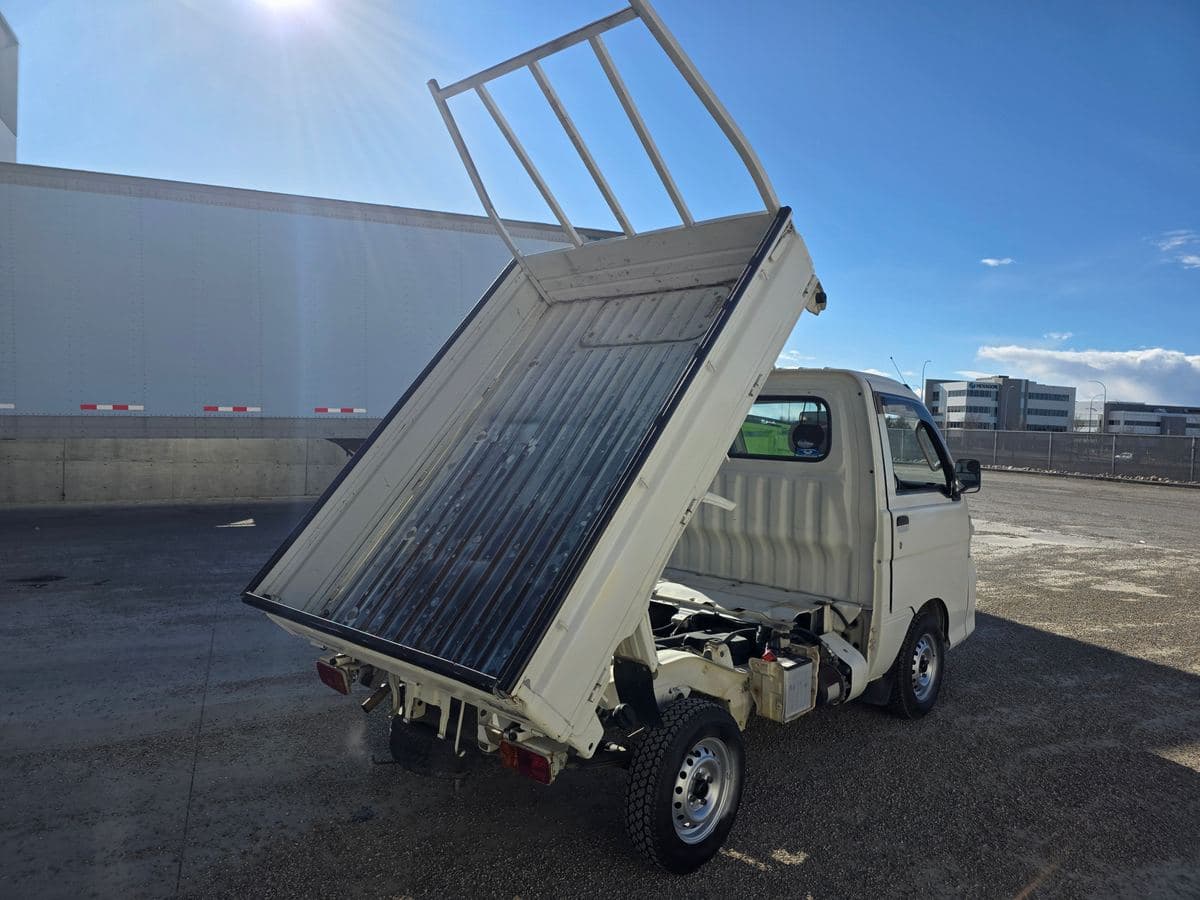 2007 Daihatsu Hijet 4WD 5-Speed Dump Bed thumbnail 6