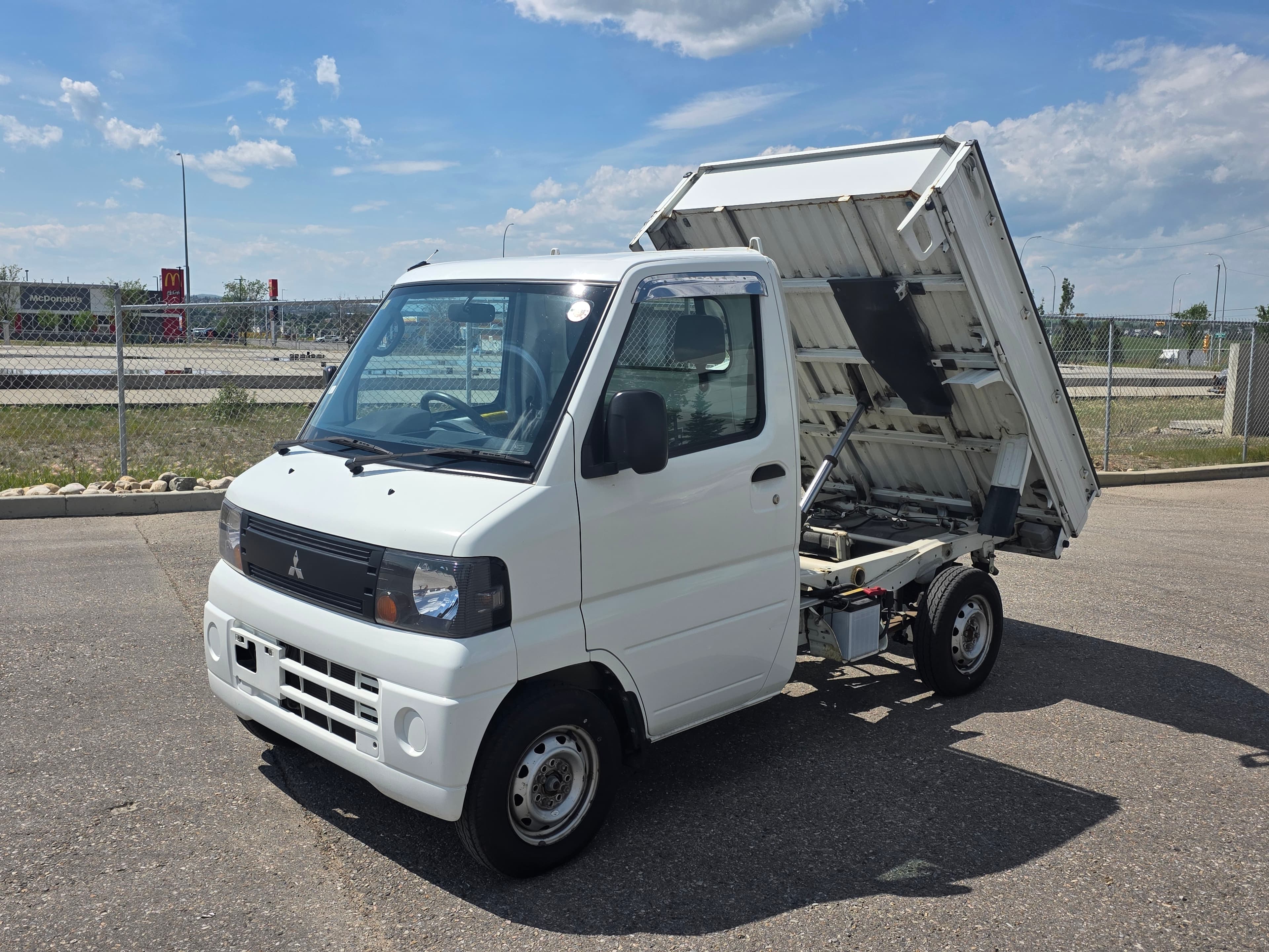 2009 Mitsubishi Mini Cab Truck Dump Bed 4WD 5-Speed Manual Under 15,000KMS! — kei truck for sale in Calgary